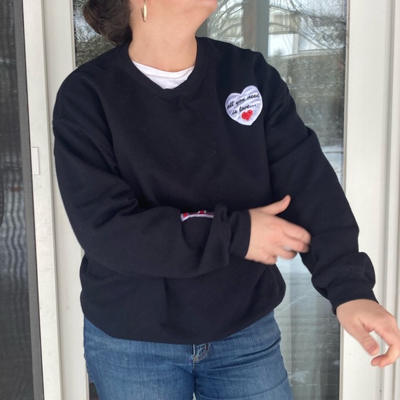 GILDAN Valentine’s Day “All You Need Is Love” Black Sweatshirt SZ: Large - Picture 2 of 12